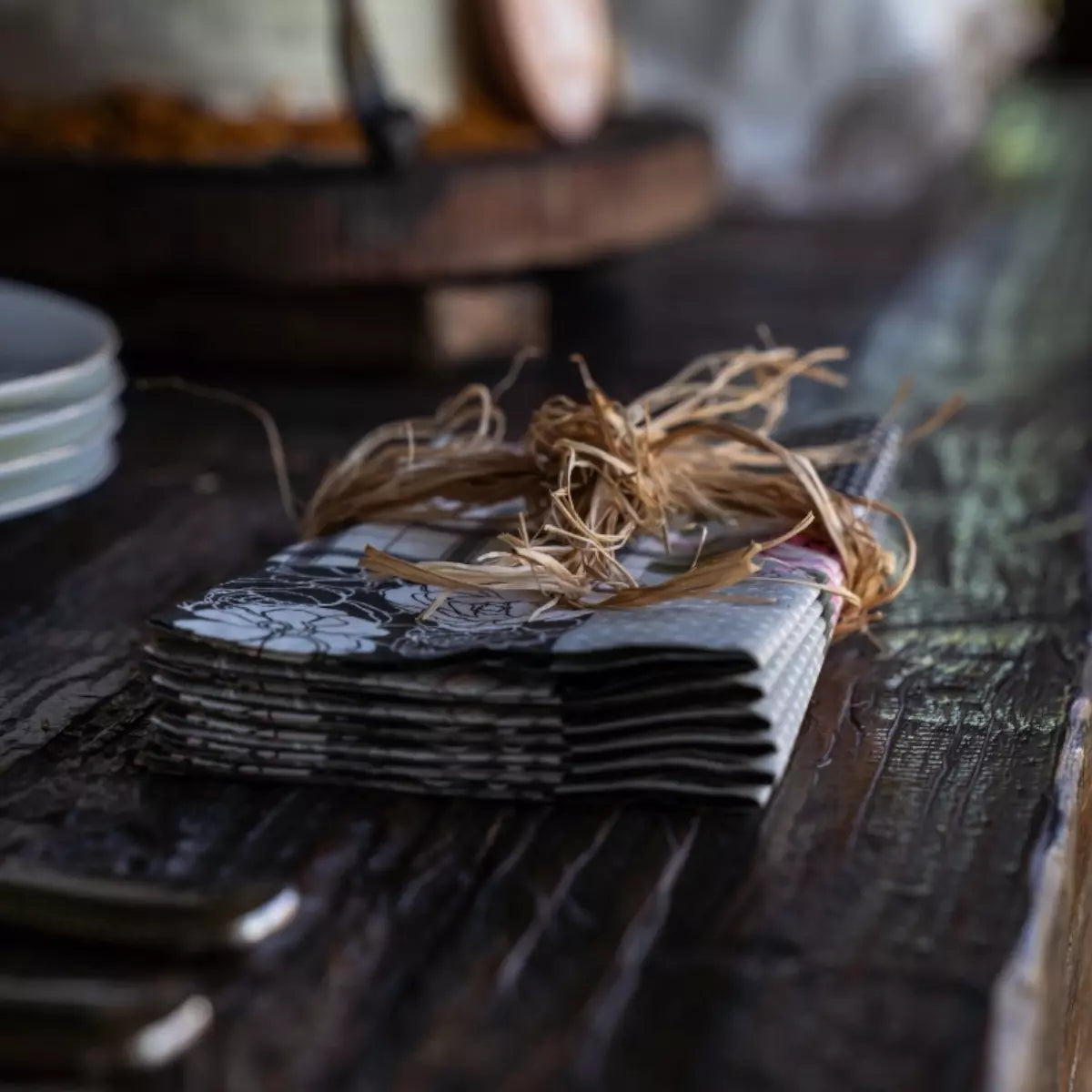 Guardanapo de Papel Preto e Flores 33 x 33cm