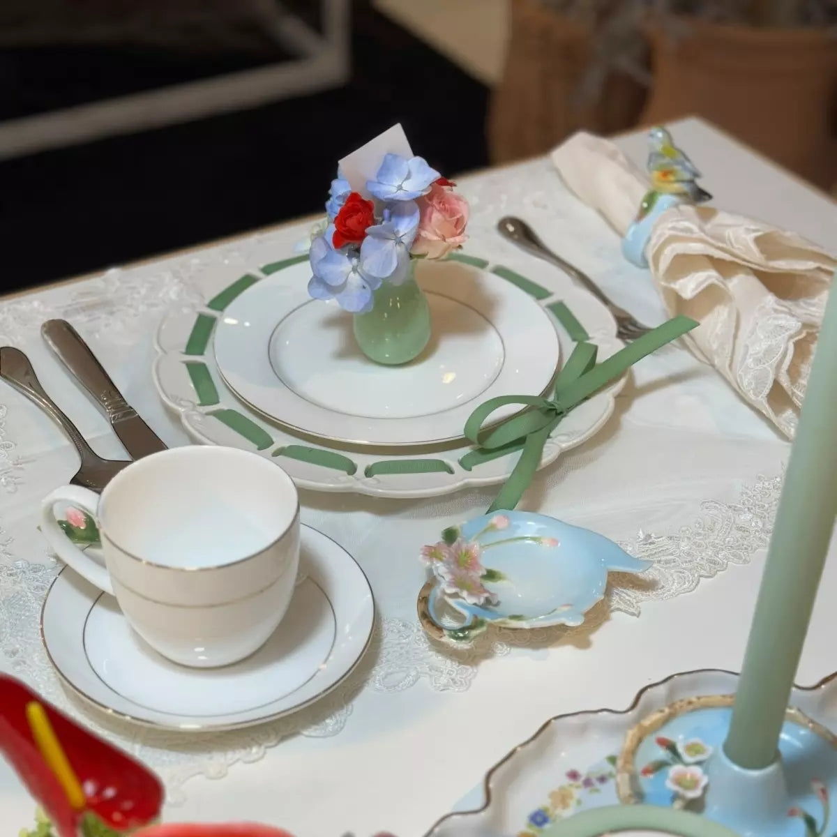 Sousplat Chá Sara em Porcelana Passa Fita e Arabescos 26cm