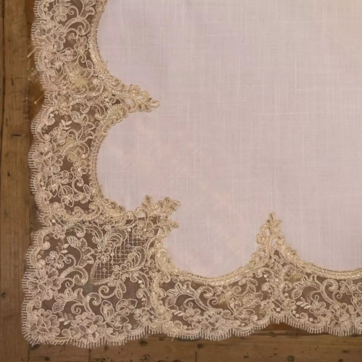 Toalha de Mesa Off White e Bege Poliéster e Renda 275 x 165cm
