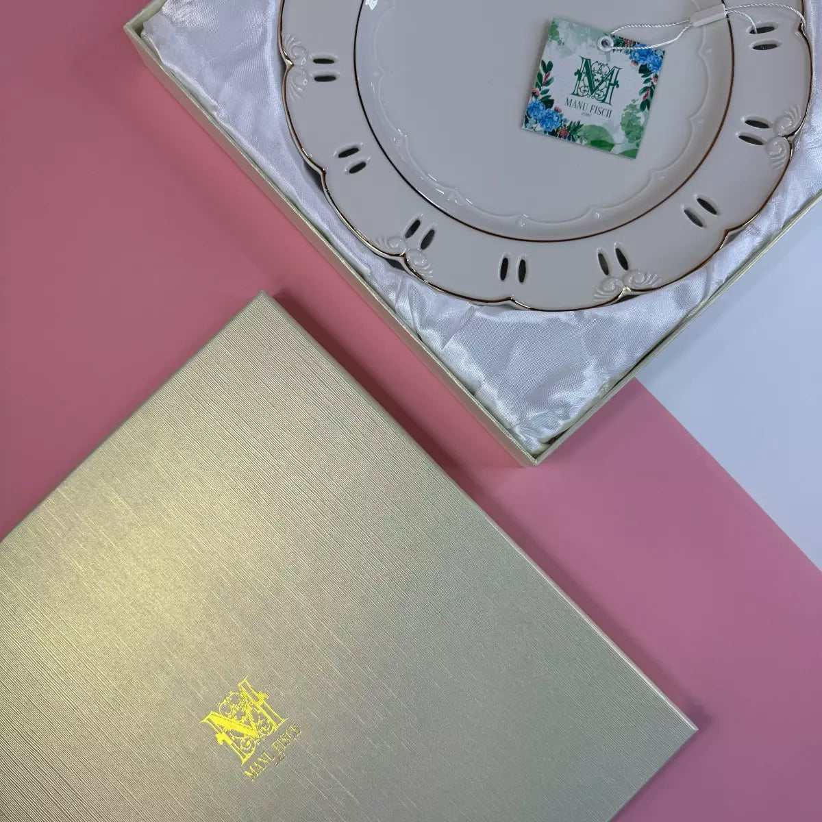 Prato Paris em Porcelana Vazado Arabescos Filete Ouro 26cm