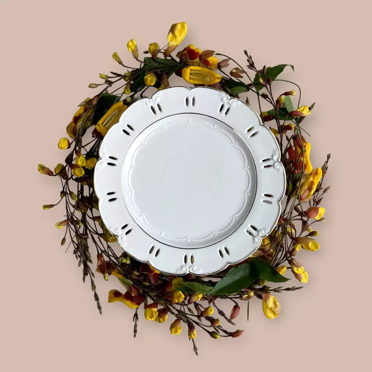 Prato Paris em Porcelana Vazado Arabescos Filete Ouro 26cm