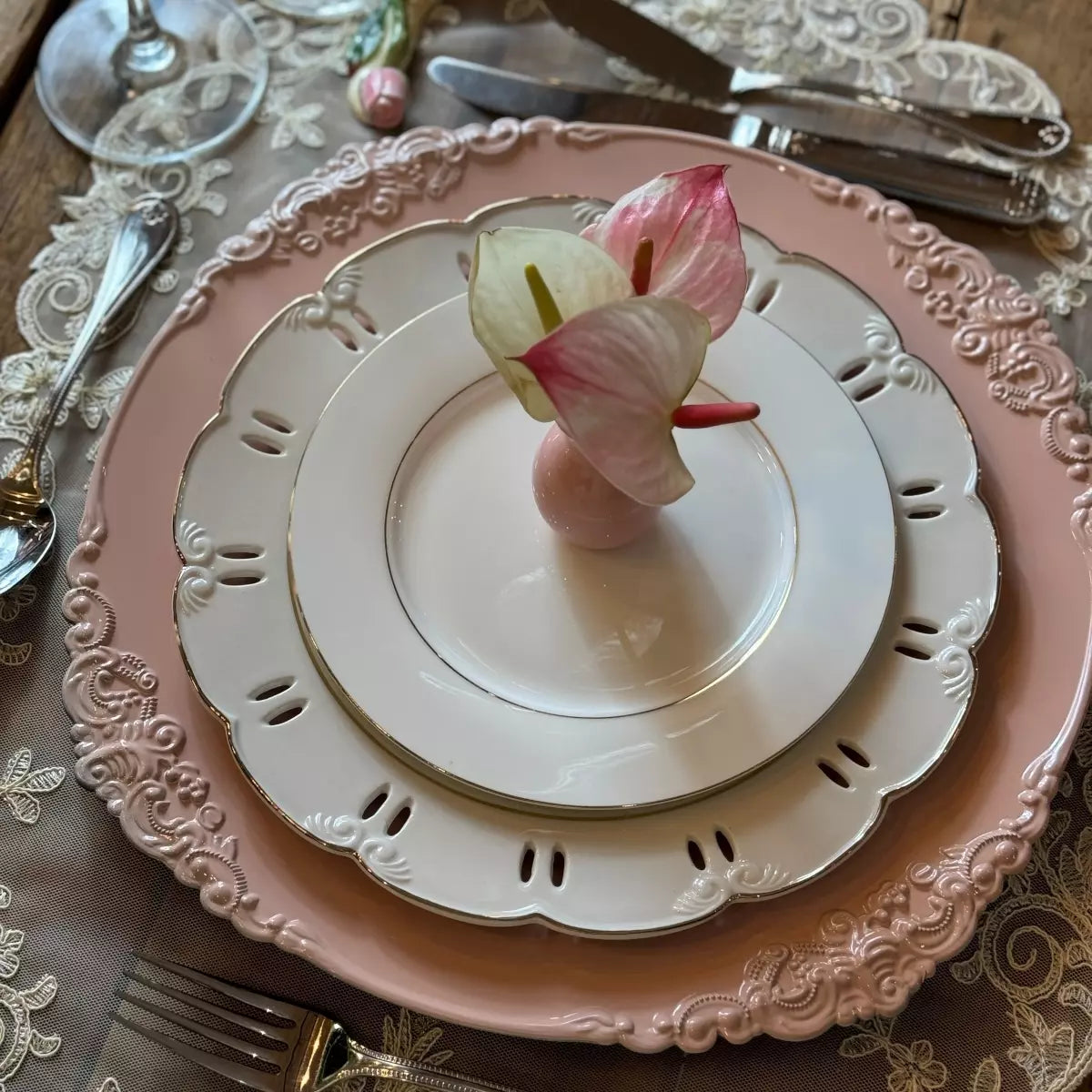 Prato Paris em Porcelana Vazado Arabescos Filete Ouro 26cm