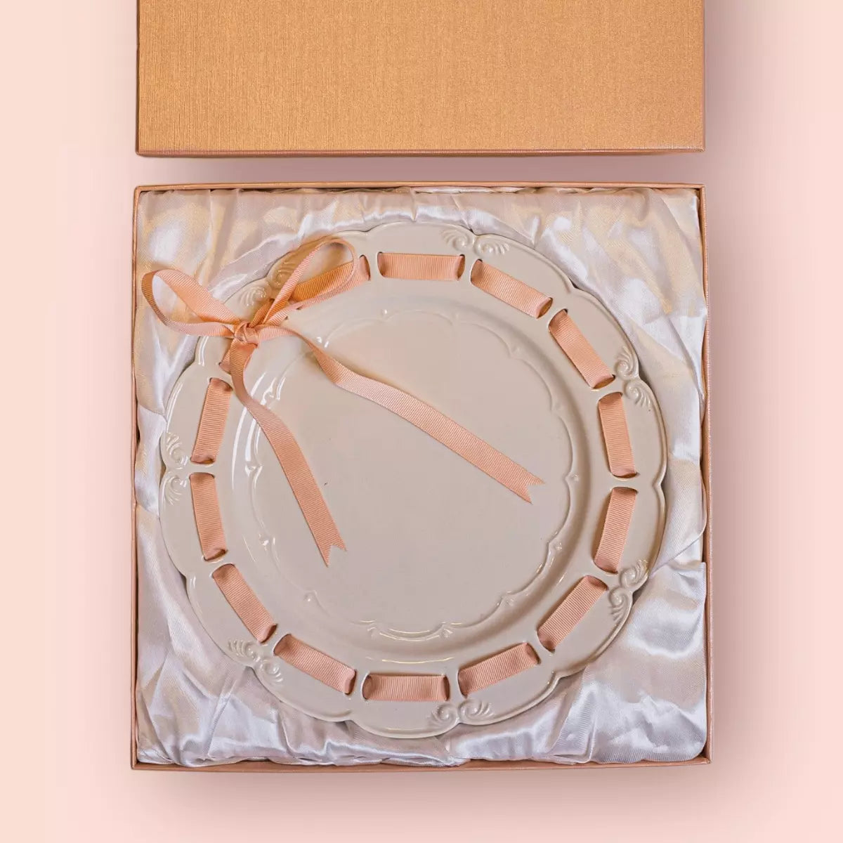 Sousplat Chá Sara em Porcelana Passa Fita e Arabescos 26cm