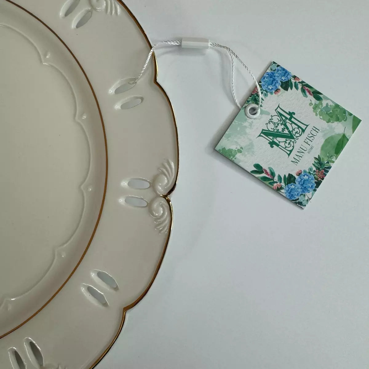 Prato Paris em Porcelana Vazado Arabescos Filete Ouro 26cm