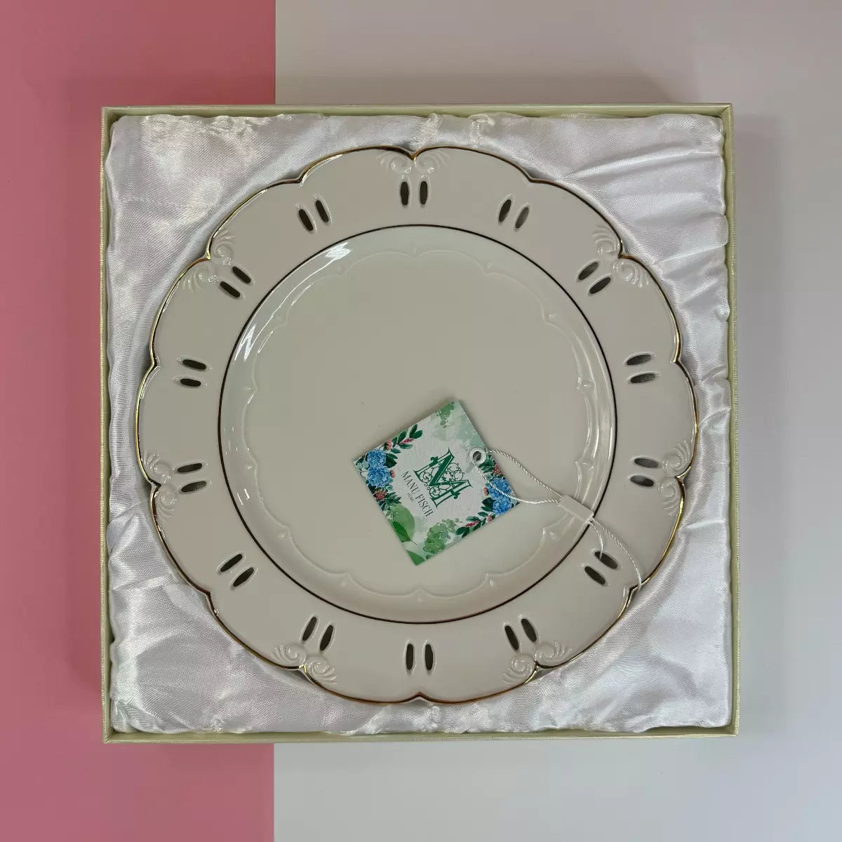 Prato Paris em Porcelana Vazado Arabescos Filete Ouro 26cm