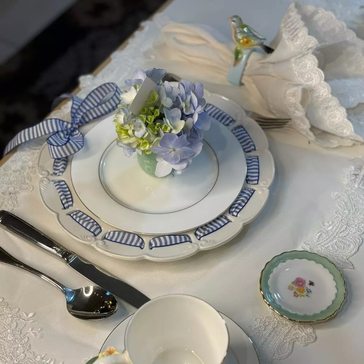Sousplat Chá Sara em Porcelana Passa Fita e Arabescos 26cm