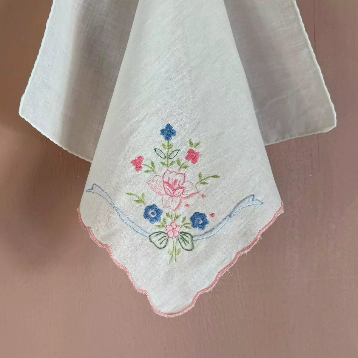 Toalha de Lavabo Branco Linho e Bordado Floral Colorido 31 x 31cm