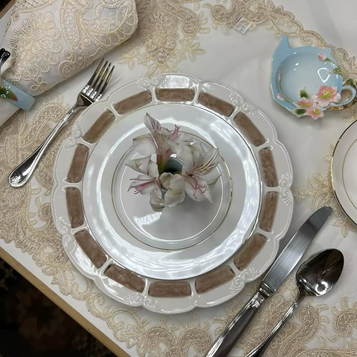 Sousplat Chá Sara em Porcelana Passa Fita e Arabescos 26cm