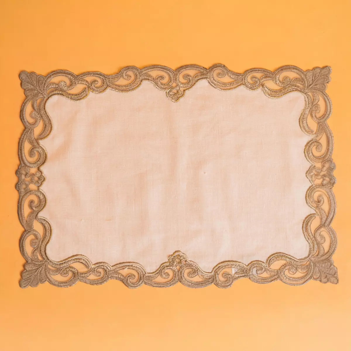 Toalha de Bandeja/Lavabo Linho Branco e Renda Bege 42 x 29cm