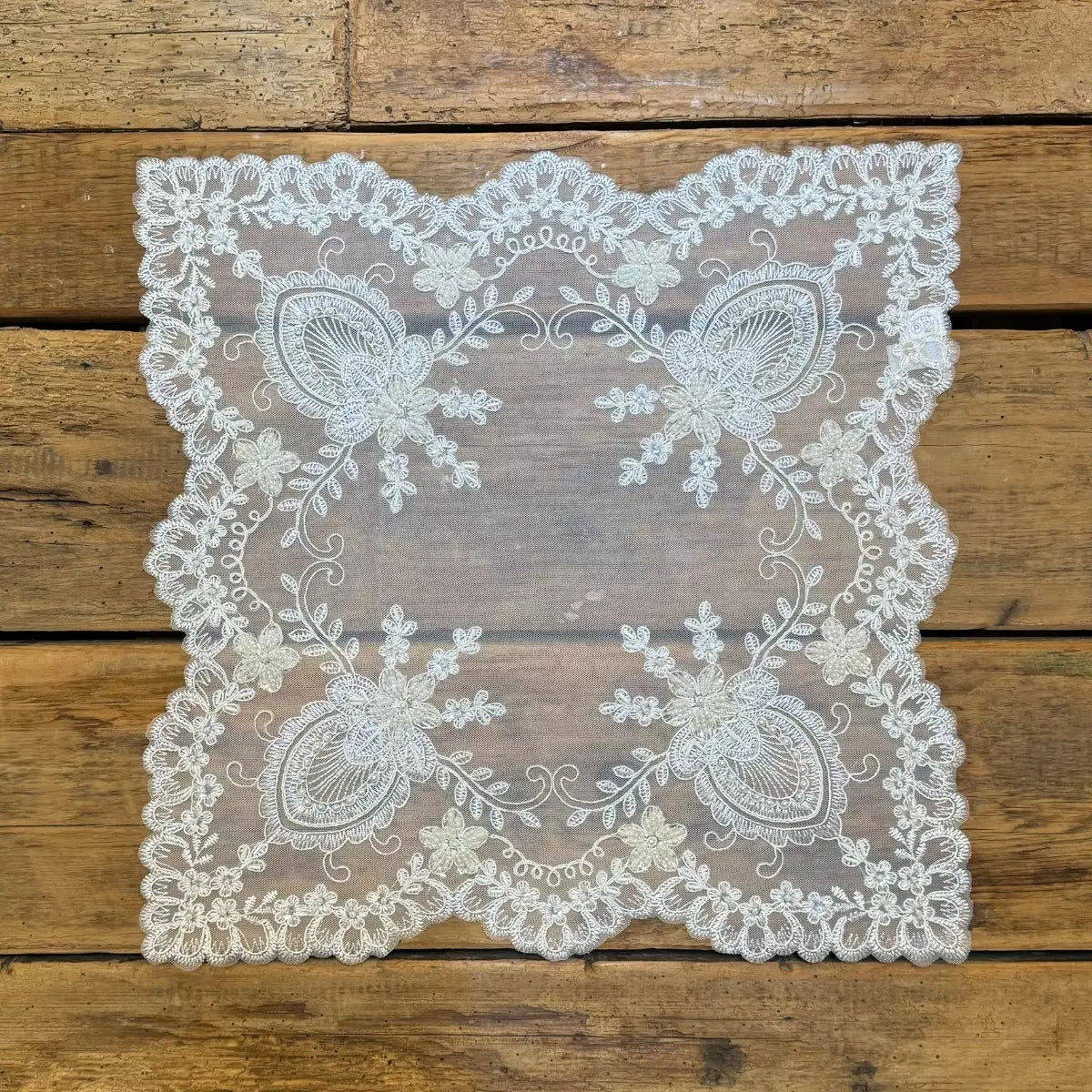 Guardanapo Branco Arabescos Tule e Renda 41 x 41cm