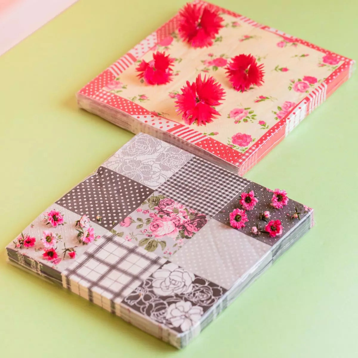 Guardanapo de Papel Preto e Flores 33 x 33cm