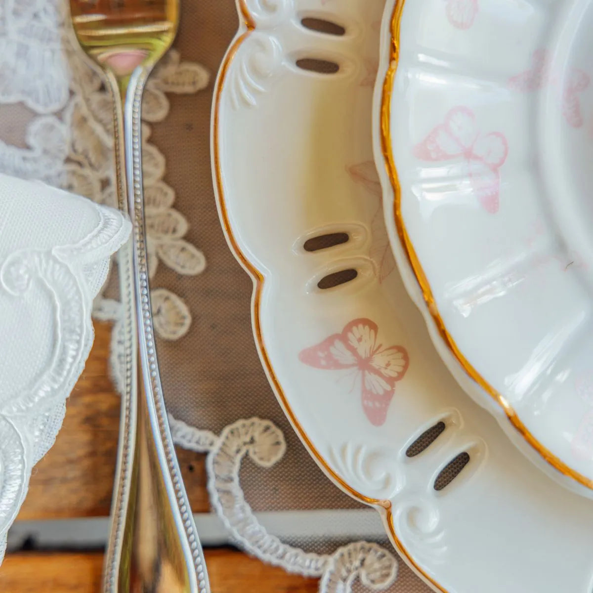 Prato Jantar em Porcelana Vazado Estampa Rosa Arabescos Filete Ouro 26cm