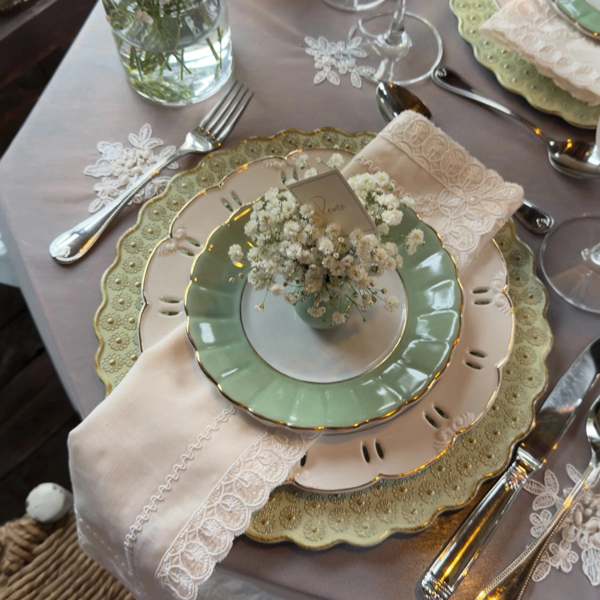 Prato de Sobremesa Porcelana Verde Claro Filete Ouro 19,50 x 2cm