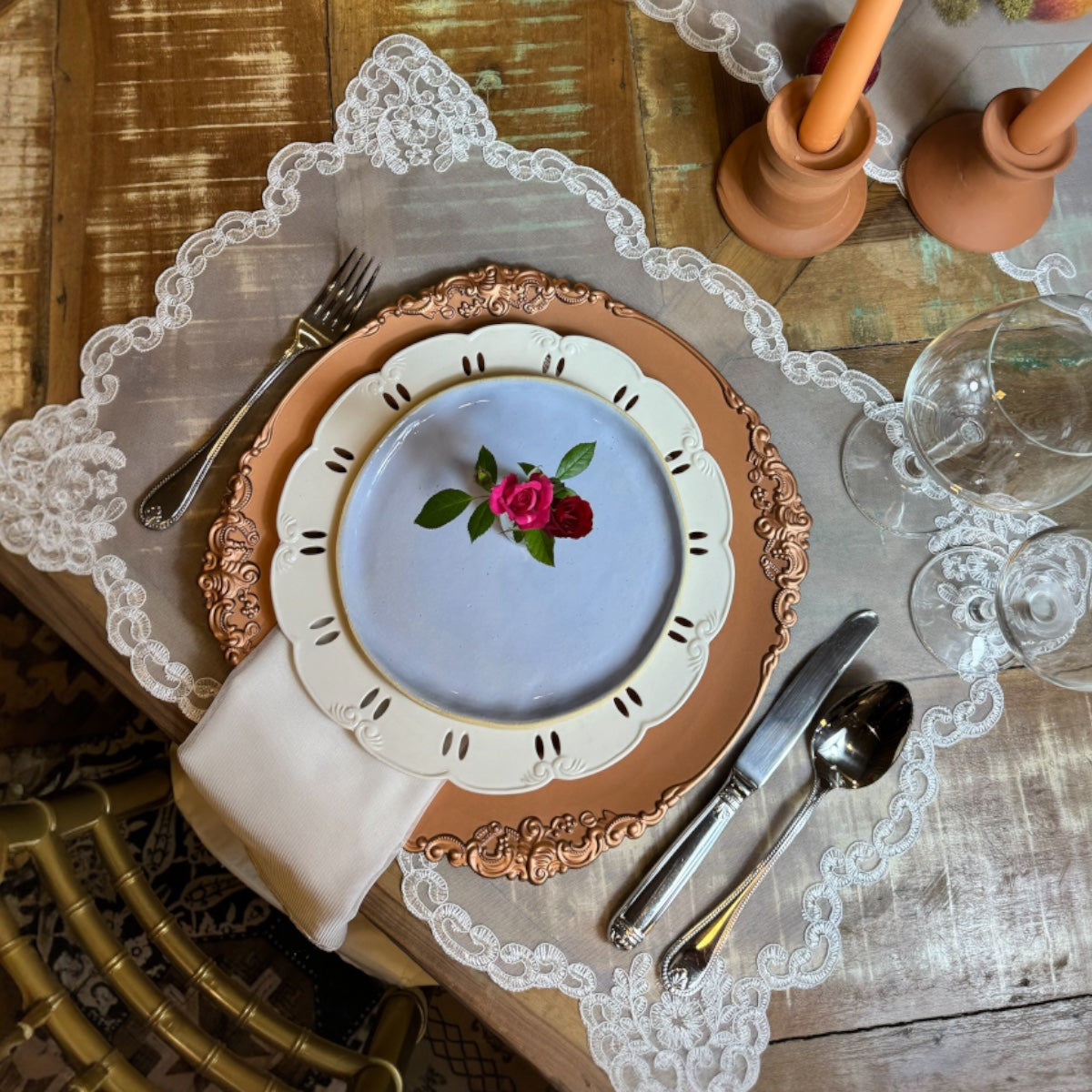 Bandeja, Prato e Sousplat Chá Sara em Porcelana Redonda Passa Fita e Arabescos 26cm