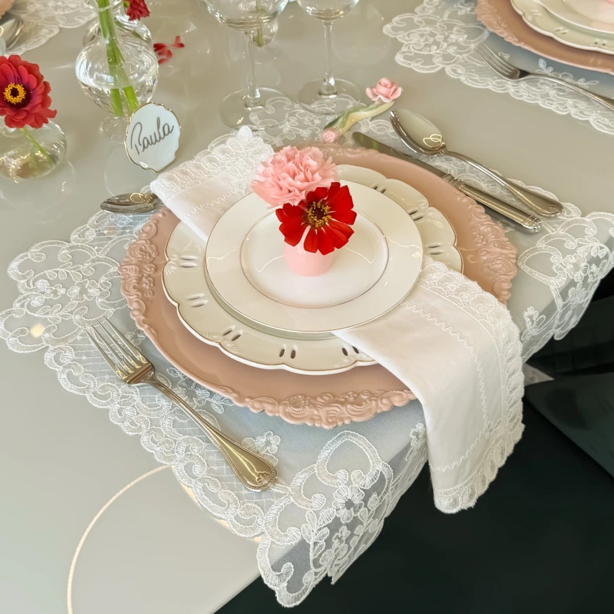 Prato Paris em Porcelana Vazado Arabescos Filete Ouro 26cm