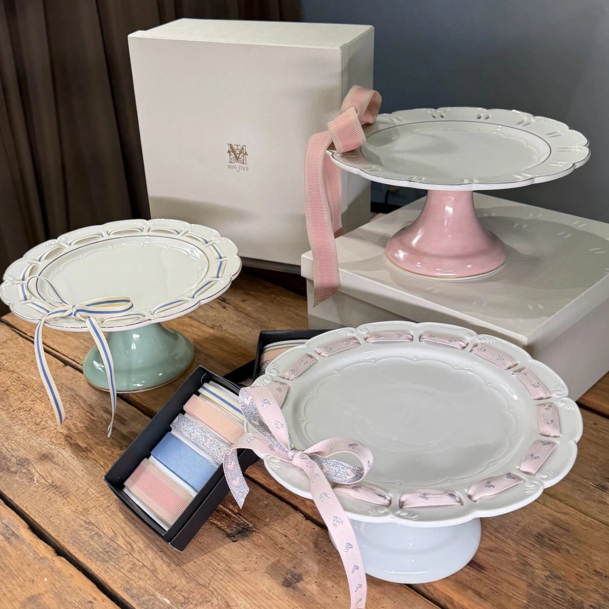 Boleira Sara em Porcelana Passa Fita e Arabescos 13 x 26cm