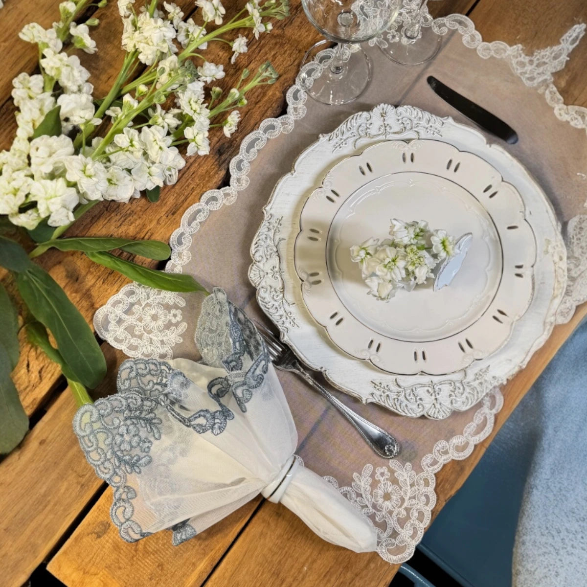 Prato Paris em Porcelana Vazado Arabescos Filete Ouro 26cm