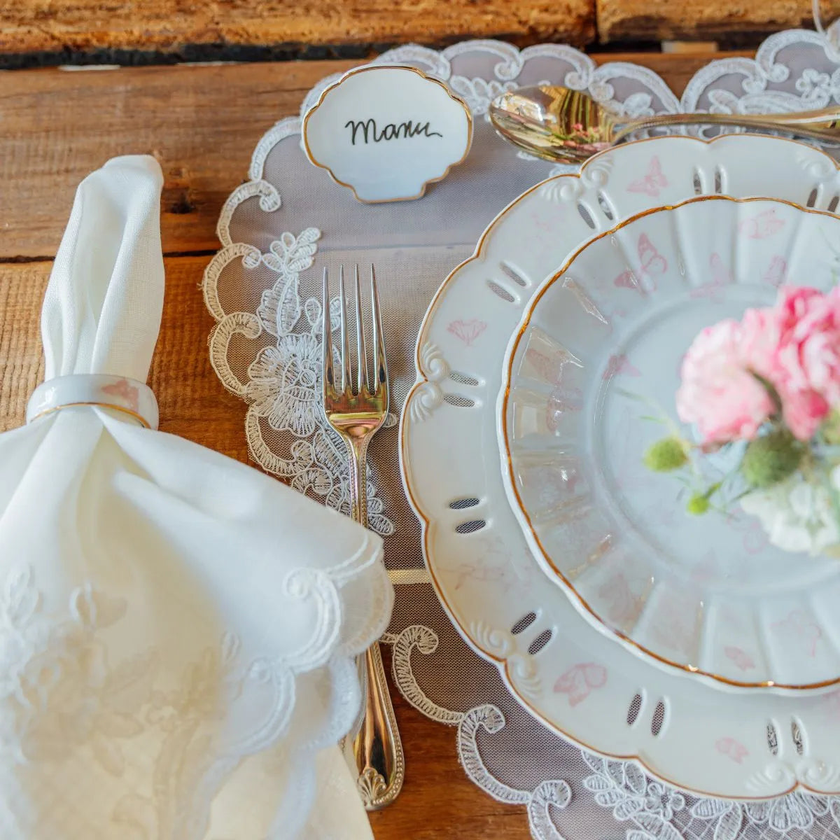 Prato Jantar em Porcelana Vazado Estampa Rosa Arabescos Filete Ouro 26cm