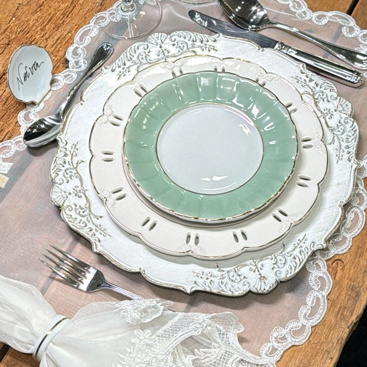 Prato Paris em Porcelana Vazado Arabescos Filete Ouro 26cm