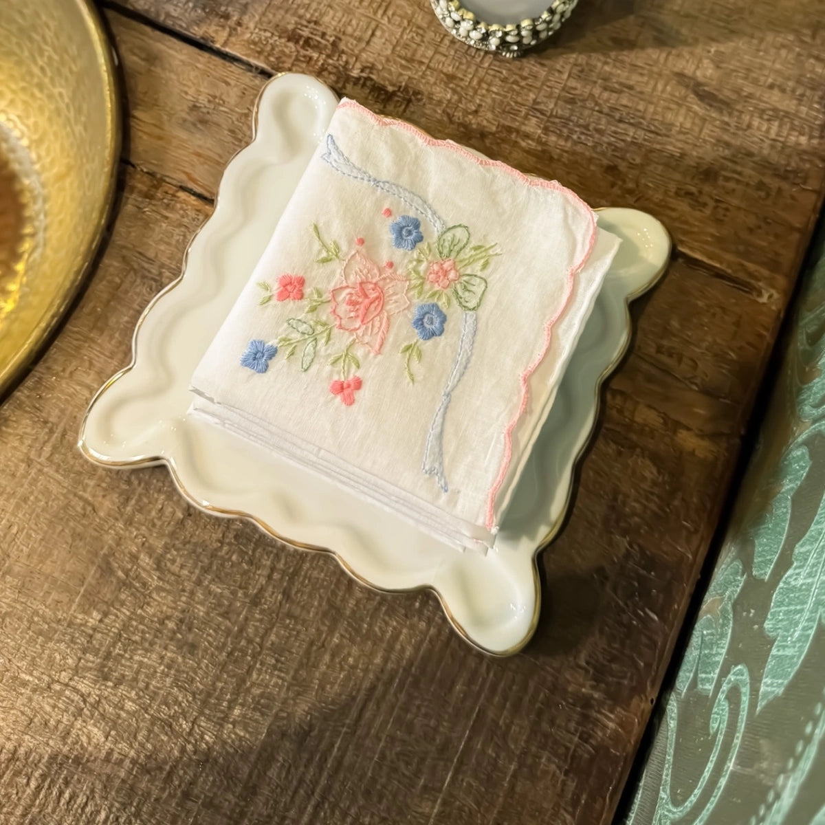 Toalha de Lavabo Branco Linho e Bordado Floral Colorido 31 x 31cm